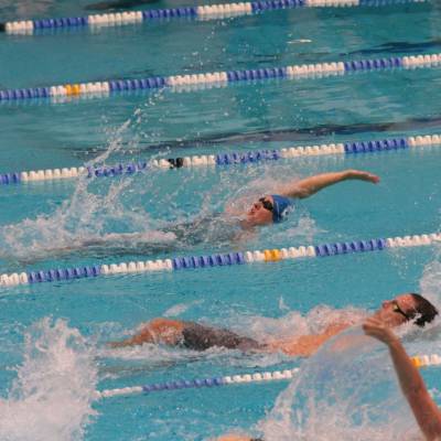 Rückenschwimmend im Wettkampf