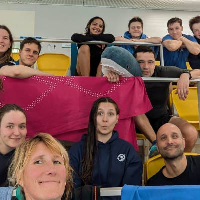 Schwimmgruppe auf einer Tribühne