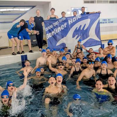 Gruppe in der Schwimmhalle